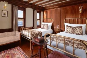 1 Schlafzimmer mit 2 Betten und einem Stuhl in der Unterkunft Farouz El Nil I Nile Cruise - Every Monday from Luxor for 07 & 05 Nights in Ţawd