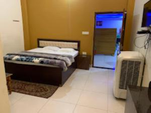 een slaapkamer met een bed en airconditioning bij HOTEL KALASH GUEST HOUSE AND RESTAURANT Kushinagar in Kushinagar