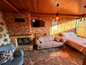 a living room with a couch and a brick wall at Falez Cafe&Restaurant&Pansiyon-Arhavi in Arhavi