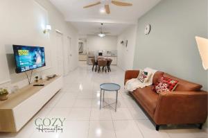 sala de estar con sofá y TV en Cozy~French Style@Game, Neflix, Water Dispenser, en Keluang