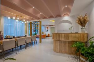 Ο χώρος του λόμπι ή της ρεσεψιόν στο Lijiang Flowers Valley Inn