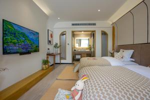 Ένα ή περισσότερα κρεβάτια σε δωμάτιο στο Lijiang Flowers Valley Inn +50 φωτογραφίες