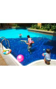 dos niños pequeños jugando en una piscina en Cool And Cozy Home By Seri Bukit Ceylon Residency en Kuala Lumpur