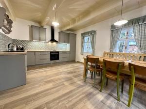 eine Küche und ein Esszimmer mit einem Tisch und Stühlen in der Unterkunft Cottage Janovice in Rudník