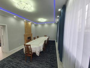 una sala conferenze con tavolo e sedie di Terrabella a Bishkek