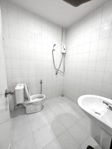 Captain Budget Guesthouse กัปตันเกสต์เฮาส์ في كو ليبي: حمام مع مرحاض ومغسلة