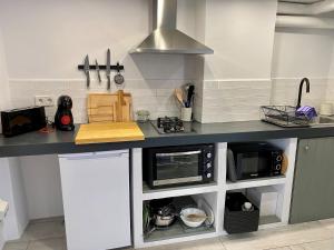 cocina con encimera y fogones horno superior en l'Apartament de la Plaça, en Puigcerdà