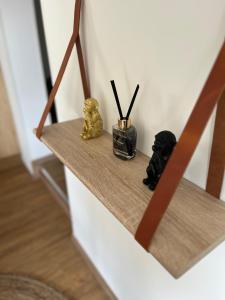 a shelf with two figurines sitting on it at Le petit gîte de la Gare in Mussidan