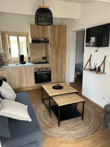 a living room with a couch and a table at Le petit gîte de la Gare in Mussidan