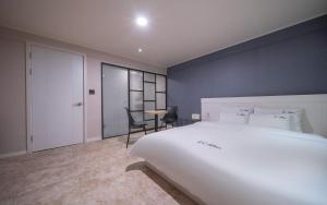 Postel nebo postele na pokoji v ubytování CC Hotel