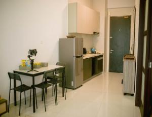 uma cozinha com uma mesa e cadeiras e um frigorífico em Country Garden Danga Bay Studio Unit by KS em Johor Bahru