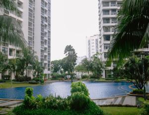 una piscina en medio de dos edificios altos en Country Garden Danga Bay Studio Unit by KS en Johor Bahru