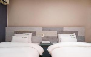 Postel nebo postele na pokoji v ubytování CC Hotel