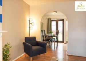 Posezení v ubytování Cozy 3-Bedroom Apartment with Garden Views, Free WiFi & Parking - Close to Lincoln University