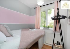 Postel nebo postele na pokoji v ubytování Cozy 3-Bedroom Apartment with Garden Views, Free WiFi & Parking - Close to Lincoln University