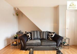 Posezení v ubytování Cozy 3-Bedroom Apartment with Garden Views, Free WiFi & Parking - Close to Lincoln University
