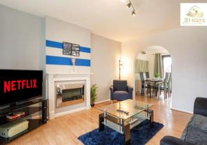 TV a/nebo společenská místnost v ubytování Cozy 3-Bedroom Apartment with Garden Views, Free WiFi & Parking - Close to Lincoln University + 13 fotografií