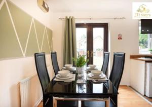 Posezení v ubytování Cozy 3-Bedroom Apartment with Garden Views, Free WiFi & Parking - Close to Lincoln University