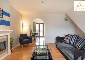 Posezení v ubytování Cozy 3-Bedroom Apartment with Garden Views, Free WiFi & Parking - Close to Lincoln University