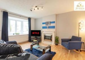 Posezení v ubytování Cozy 3-Bedroom Apartment with Garden Views, Free WiFi & Parking - Close to Lincoln University