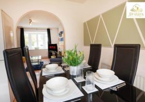 Posezení v ubytování Cozy 3-Bedroom Apartment with Garden Views, Free WiFi & Parking - Close to Lincoln University