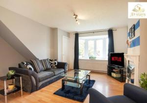 Posezení v ubytování Cozy 3-Bedroom Apartment with Garden Views, Free WiFi & Parking - Close to Lincoln University