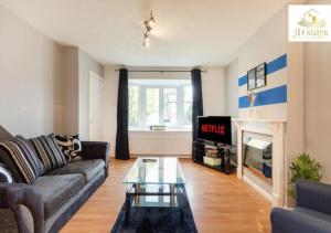 Posezení v ubytování Cozy 3-Bedroom Apartment with Garden Views, Free WiFi & Parking - Close to Lincoln University