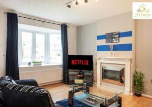 TV a/nebo společenská místnost v ubytování Cozy 3-Bedroom Apartment with Garden Views, Free WiFi & Parking - Close to Lincoln University