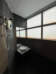 łazienka z umywalką i oknem w obiekcie Hotel Economy Kapar w mieście Kapar