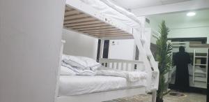 ein weißes Etagenbett in einem weißen Zimmer in der Unterkunft Blessed Rest house in Dubai