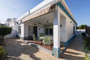 un patio avec des chaises et une table dans un bâtiment dans l'établissement Dulce Carmen, à Bonanza