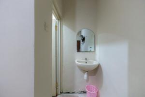 Bagno di RedDoorz at Osuko Residence Sukomanunggal Jaya