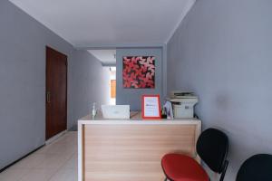 Foto dalla galleria di RedDoorz at Osuko Residence Sukomanunggal Jaya a Surabaya