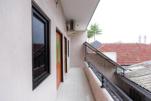Balcone o terrazza di RedDoorz at Osuko Residence Sukomanunggal Jaya