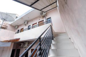 Balcone o terrazza di RedDoorz at Osuko Residence Sukomanunggal Jaya