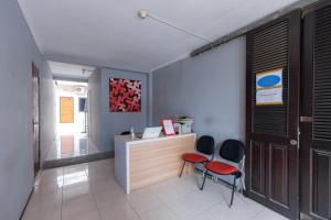 Foto dalla galleria di RedDoorz at Osuko Residence Sukomanunggal Jaya a Surabaya