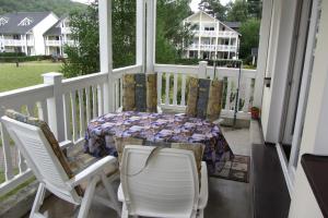 un portico con tavolo e sedie su un balcone di Dünenpark Binz - Düne 11 Apartment 89 a Binz