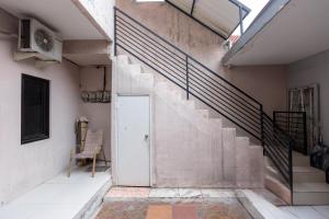 Foto dalla galleria di RedDoorz at Osuko Residence Sukomanunggal Jaya a Surabaya