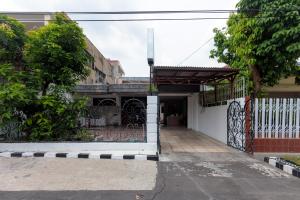 un accès à un bâtiment avec une porte dans l'établissement RedDoorz at Osuko Residence Sukomanunggal Jaya, à Surabaya