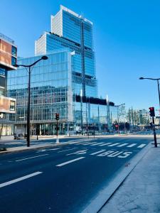 een lege straat voor een groot glazen gebouw bij Booking in Clichy