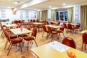 a dining room with tables and chairs at Hotel Palacios in Alfaro