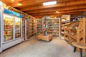 una tienda llena de muchos productos en una habitación en Summio Vakantiepark Herperduin, en Herpen