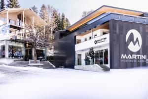 un edificio con un cartello di un Marriott davanti di ALPINE LOFT Martini ad Annaberg im Lammertal