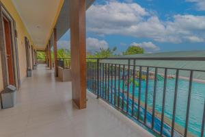 balcone con vista sulla piscina di Srinadi Waterpark Villa a Klungkung