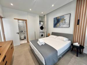 Un dormitorio con una cama con toallas. en Crystal-Blue-Villa Protaras, en Protaras 18 fotos más