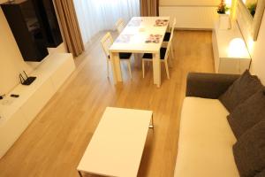 un salon avec une table et un canapé dans l'établissement Platinia home, à Cluj-Napoca