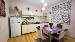 伊斯梅爾雷的住宿－AkbA-Frame2，厨房配有桌子和白色冰箱。