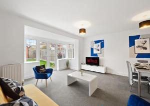 sala de estar con sofá y mesa en 4 Bedroom Apartment with non-smoking room, great location, free Wi-Fi & Parking - Big monthly price reduction en Lincolnshire