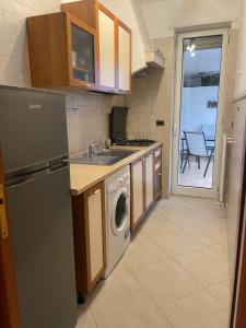 een keuken met een koelkast en een wasmachine bij Casa Giacobelli in Mola di Bari