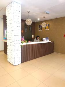 Area lobi atau resepsionis di MRC Hotel Melaka Raya